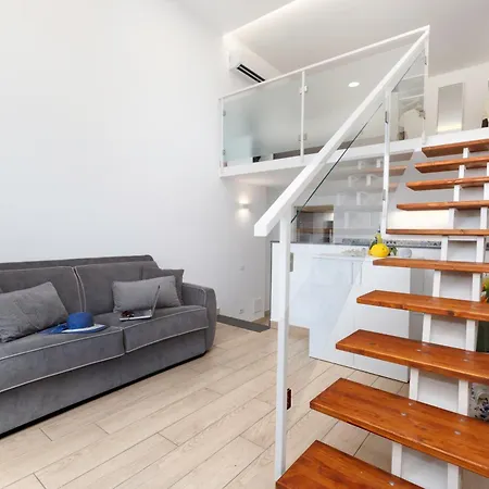 Oda ve Kahvaltı Eterea Charming 3*